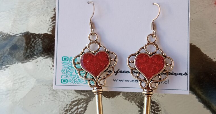 Aretes Llaves en corazón rojo