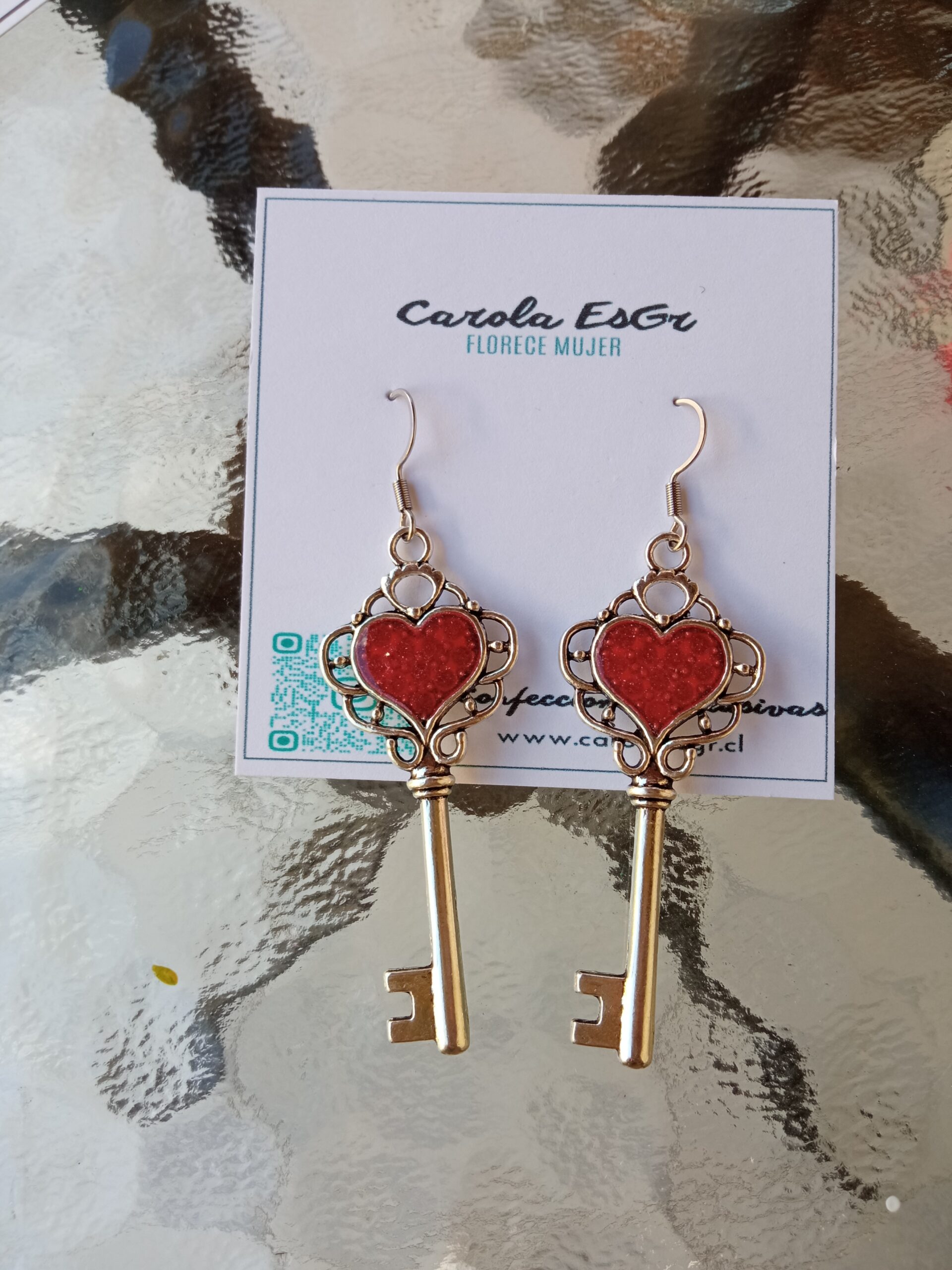 Aretes Llaves en corazón rojo