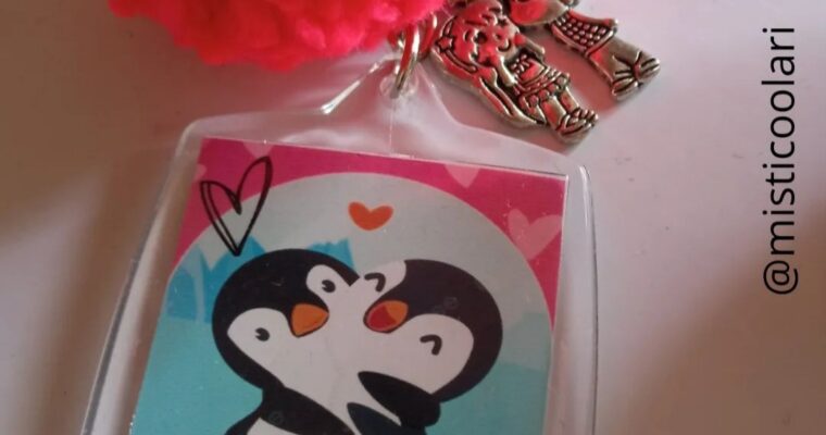 Amor de pingüinos. Llavero Amor personalizado, en base acrílico.