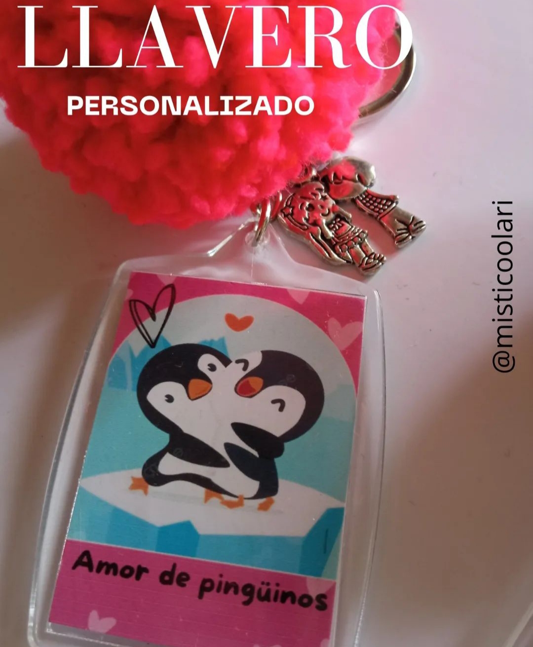 Amor de pingüinos. Llavero Amor personalizado, en base acrílico.