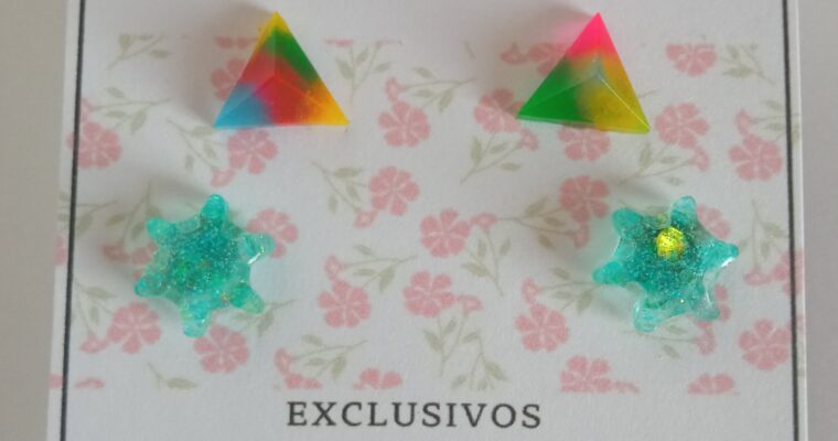 Luz y energía, set de dos pares de aretes. Pirámide pequeña en colores alegría y estrella brillante pequeña. Base en acero quirúrgico.