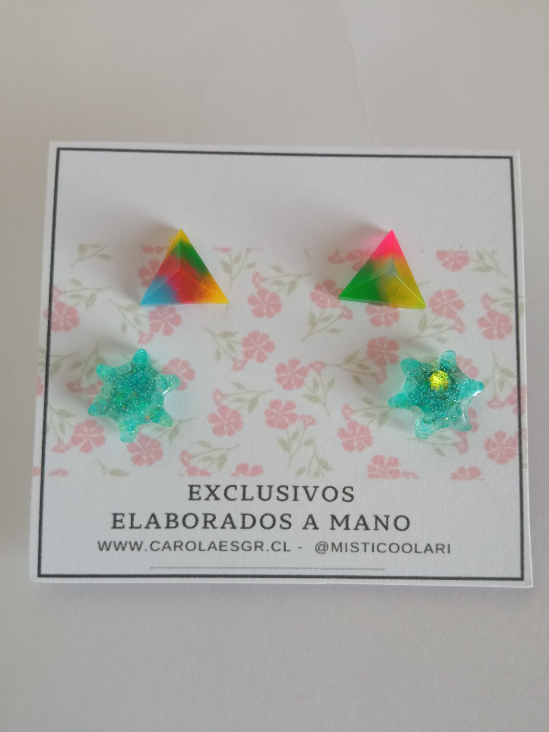 Luz y energía, set de dos pares de aretes. Pirámide pequeña en colores alegría y estrella brillante pequeña. Base en acero quirúrgico.