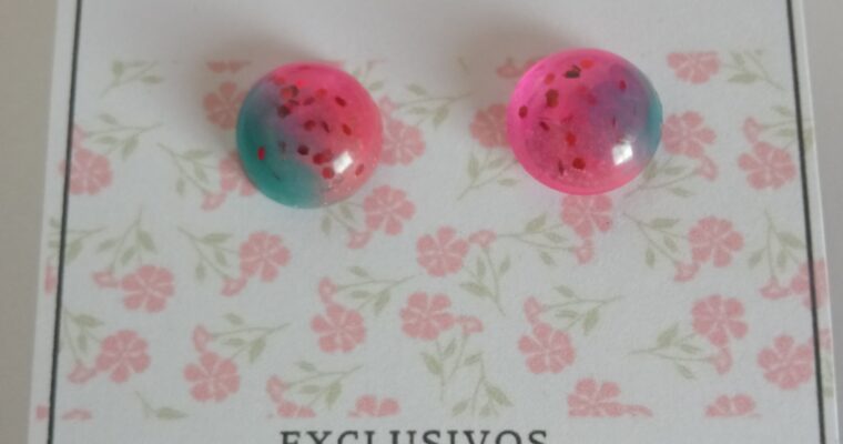 Círculo en colores. Aretes encapsulados, con base en acero quirúrgico.