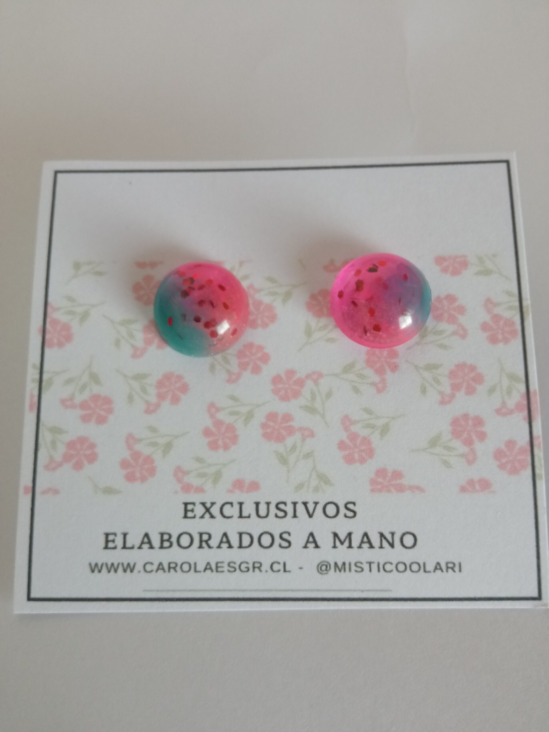 Círculo en colores. Aretes encapsulados, con base en acero quirúrgico.